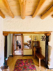 Lchang Nang Retreat-THE HOUSE OF TREES-Nubra Valley客房内的一张或多张床位