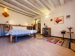 Lchang Nang Retreat-THE HOUSE OF TREES-Nubra Valley客房内的一张或多张床位