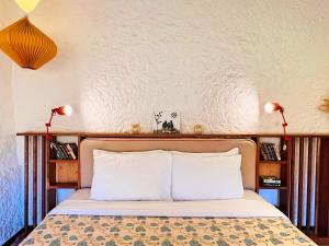 Lchang Nang Retreat-THE HOUSE OF TREES-Nubra Valley客房内的一张或多张床位
