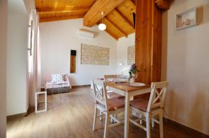een eetkamer met een tafel en stoelen bij Casa Nini in Rovinj