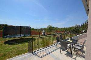 patio ze stołem, krzesłami i trampoliną w obiekcie Casa Nini w Rovinj
