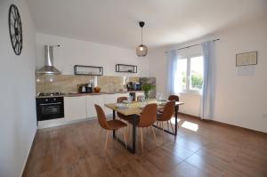uma cozinha e sala de jantar com mesa e cadeiras em Casa Nini em Rovinj