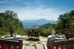 uma mesa e cadeiras com vista para as montanhas em Romantikhotel Die Gersberg Alm em Salzburgo