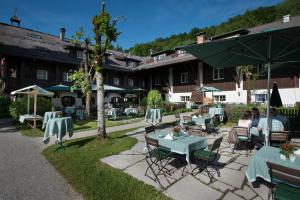 un grupo de mesas y sillas frente a un edificio en Romantikhotel Die Gersberg Alm en Salzburgo