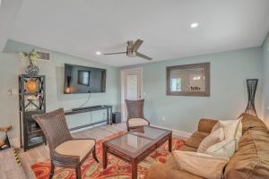 Area tempat duduk di Private Cozy Sarasota Home home