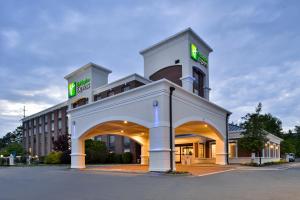 - un bâtiment d'hôtel avec une arche en face dans l'établissement Holiday Inn Express Winston-Salem Medical Ctr Area, à Winston-Salem