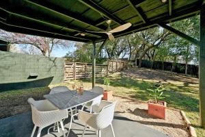 Foto de la galería de The Guava Door - Cheerful Mid-Century - big yard, free parking en Austin