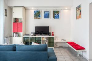 ラ・スペツィアにあるPorto Mirabello Central & Lovely Apartmentのリビングルーム(青いソファ、テレビ付)