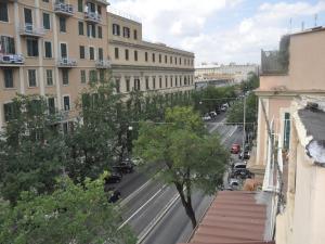 Blick auf eine Stadtstraße von einem Gebäude in der Unterkunft Cowsin House in Rom