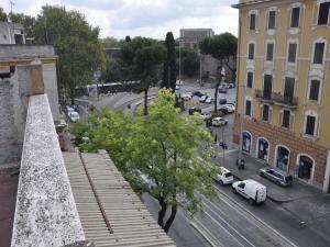 Blick auf eine Straße mit Autos und Gebäuden in der Unterkunft Cowsin House in Rom