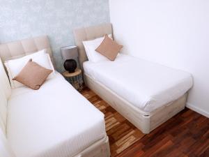 2 Betten in einem Zimmer mit weißer Bettwäsche und Kissen in der Unterkunft Unique Penthouse Porto near Livaria Lello - 40m2 Terrace and Free Parking in Porto