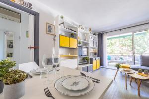 a dining room and living room with a table and chairs at ARAGON PLUS ARYSAL in Salou