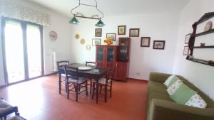 salon ze stołem, krzesłami i kanapą w obiekcie Villa Italia w mieście Tarent