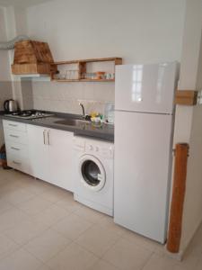 Een keuken of kitchenette bij DERİN APART