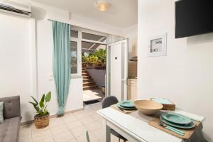 a kitchen and dining room with a table and chairs at ''Meraviglia casa'' Ariadne in Kato Daratso
