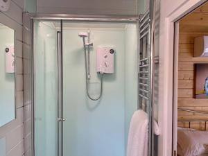 W łazience znajduje się prysznic ze szklanymi drzwiami. w obiekcie Willow Tree Lodge - Cosy lodge in the heart of the Kent countryside w mieście Littlebourne