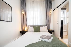 מיטה או מיטות בחדר ב-Le Cwtch - Beautiful 1 bed boutique apartment