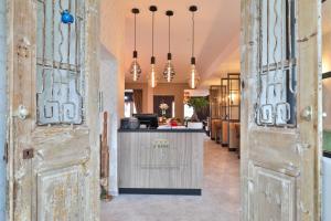 eine Lobby mit Holztüren und eine Bar in der Mitte in der Unterkunft Hotel JUMAs in Bad Zwischenahn