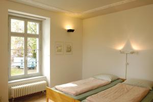 Postel nebo postele na pokoji v ubytování Richterswil Youth Hostel