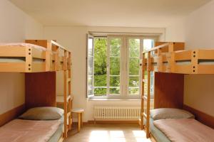 Postel nebo postele na pokoji v ubytování Richterswil Youth Hostel