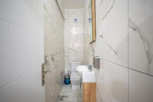 A bathroom at XALİLA HOSTEL & CAFE LADİES ROOM