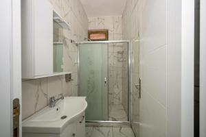 A bathroom at XALİLA HOSTEL & CAFE LADİES ROOM