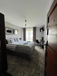 Un dormitorio con una cama grande y una ventana en Sierockie Szczyty en Zakopane