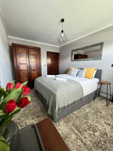 um quarto de hotel com uma cama e um espelho em Sierockie Szczyty em Zakopane