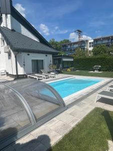 The swimming pool at or close to Lacus Pelso Holiday Home