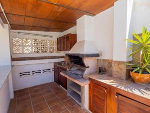A kitchen or kitchenette at Cubo's Villa Yedra Guadalmar