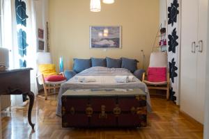 um quarto com uma cama com uma mala no chão em My Home at Koukaki em Atenas