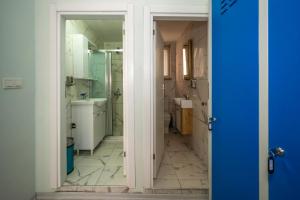 A bathroom at XALİLA HOSTEL & CAFE LADİES ROOM