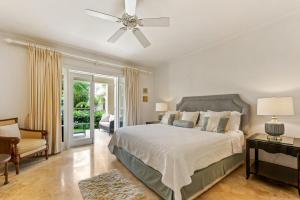 Ένα ή περισσότερα κρεβάτια σε δωμάτιο στο Schooner Bay 106 - Dreamweaver
