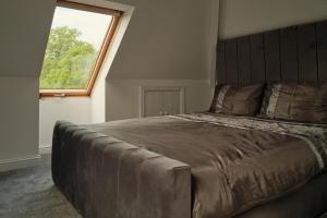 A bed or beds in a room at Modern Spacious House - Sleeps 16, Free Parking, Sun Terrace