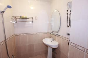 un bagno con lavandino e specchio di Hualian Manpo B&B a Città di Hualien