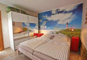 ヴァーレンにあるFerienwohnung Waren SEE 8481のベッドルーム1室(ベッド2台付)が備わります。