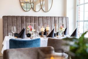 einen Tisch mit Kerzen und schwarzen Servietten darauf in der Unterkunft Hotel JUMAs in Bad Zwischenahn + 16 Fotos