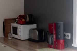 Příslušenství pro přípravu čaje a kávy v ubytování The Guesthouse by the Fjord