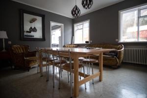 Posezení v ubytování The Guesthouse by the Fjord