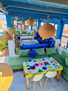 un soggiorno con divano e tavolo di Atlantic Hostel a Essaouira