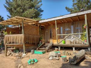 バルパライソにあるCabañas Luz de Luna Laguna Verde Valparaisoの藁屋根の小屋