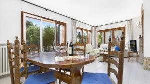 una sala da pranzo con tavolo e sedie in legno di Villa Care 1 - Llafranc a Llafranc