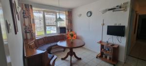 a living room with a table and a television at CENTRAL APARTAMENT La malul marii 3 camere & Living in Mangalia