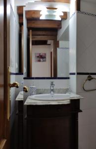 y baño con lavabo y espejo. en Apartamento El Nial de Potes en Potes