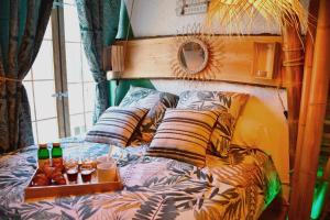 Un pat sau paturi într-o cameră la La Cahute H24,Cosy,Port,Plage,Wifi,Netflix