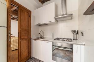 Kuchyň nebo kuchyňský kout v ubytování Colosseo & Fori imperiali Wooden Flat