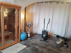 - une salle de sport avec des équipements d'exercice à l'étage dans l'établissement Le Couvent, à Veyre-Monton