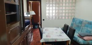 een kleine kamer met een tafel en een stoel bij APARTAMENTOS SALAMANCA PUERTA ZAMORA, Centro, Wifi, 2 habitaciones, Parking in Salamanca