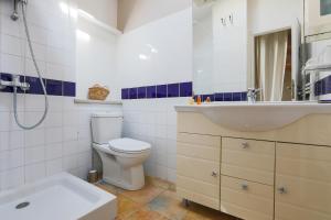 een badkamer met een toilet, een wastafel en een bad bij Maison de village Casserone pour 4 personnes in Ars-en-Ré