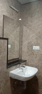 y baño con lavabo y espejo. en MOSHIS NEST, en Madurai